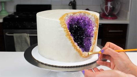 Gem Cake, Geode Cake Wedding, Sweet Pies, Geode Cake, Crystal Cake, Layer Cake Recipes, Cake Inspo, Candy Cake, Cake Trends