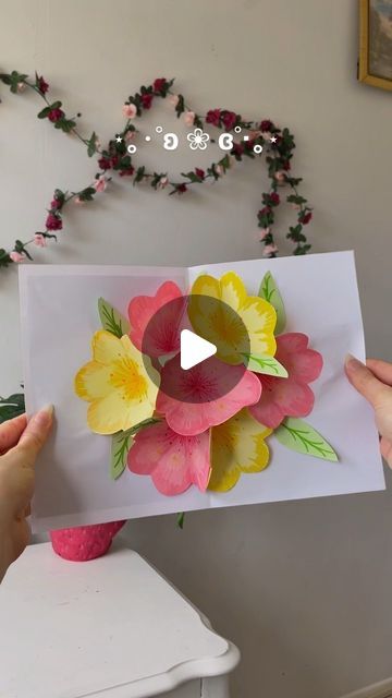 Yasmin 🧸 on Instagram: "i blooming love you!🌺🌸 easy gift card
Insp: @kayesa.rt" Girly Birthday Card, Hygge Crafts, Birthday Gift Cards, Birthday Cards Diy, Diy Birthday, Blooming Flowers, Creative Life, Easy Gifts, Flower Cards