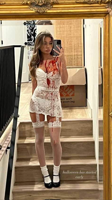 Carrie Halloween Costume, Maquillage Halloween Simple, Horror Halloween Costumes, Hot Halloween Outfits, Hot Costume, Pretty Halloween Costumes, Halloween Party Outfits, Hallowen Costume, Trendy Halloween Costumes