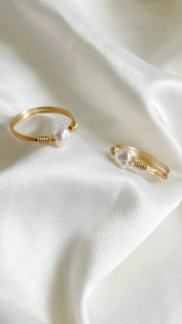 toyo on Instagram: "MARGOT tutorial 🕊 our single pearl ring, made with tarnish resistant wire and freshwater pearl ✨ - available in peach pearl and white pearl 🌿" Diy Pearl Rings, Pearls Jewelry Diy, Fresh Water Pearl Ring, Diy Wire Earrings, Island Jewelry, Single Pearl, Diy Jewelry Unique, Pearls Diy, Pearl Accessories