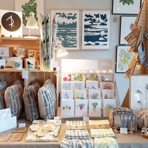 10 Visual Merchandising Tips for Increasing Event Sales — In-person Selling and Pop-Up Shops Craft Stall Display Ideas, Craft Stall Display, Art Fair Display, Market Stall Display, Art Fair Booth, Merchandising Tips, Craft Show Booths, Stall Display, Craft Market Display