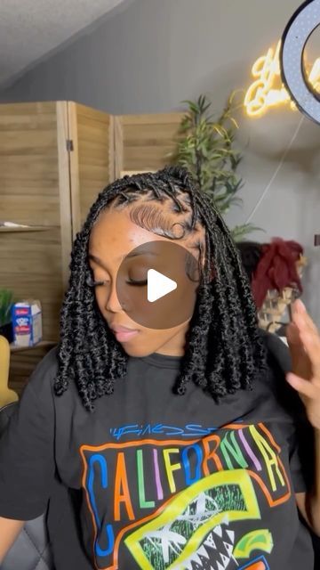 𝐎𝐫𝐥𝐚𝐧𝐝𝐨, 𝐅𝐥 | JUNE BOOKINGS OPEN 🗓️! on Instagram: "middle or side part?🥹 you guys are so in loveeee w theses 🥹🥹😍😍😍🔥❤️‍🔥.

style : barrel bob x soft locs 

Reminder to click the link in my bio to book your next appointment 

@becksbeautymark_ 
@becksbeautymark_ 
@becksbeautymark_ 

Thank you for all support in advance🫶🏾

Orlando, FL. (Near Hunter Creek)

#orlandobraidhairstyle #orlandowiginstall #orlandofrontals #thingstodoinorlando #orlandobraider #orlandohairstylists #ucfhairstylist #downtownorlando #vacayhairstyles #tampahairstylist #orlandomua #orlandosoftlocs #orlandobraiders #orlandohairstylist #kissimeehairstylist #poinicanahairstylist #atlhairstylists #butterflylocsorlando #becksbeautymark #boholocs #famuhairstylist  #orlandoknotlessbraids #miamisoftlocs #protec Side Part Locs Styles, Soft Locs Bob Hairstyles, Soft Loc Bob With Barrel Ends, Bob Locs Hairstyles, Soft Locs With Barrel Ends, Ways To Style Soft Locs, Soft Locs Bob, Barrel Locs, Bob Faux Locs