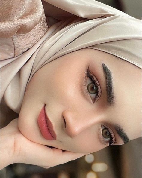 Makeup and Hairdo for Graduation Ceremony Graduation is your milestone event and you need to get ready early in the morning. Hairdo For Graduation, Makeup Wisuda Hijab Flawless, Graduation Hijab, Easy Makeup Ideas, Timeless Makeup, Makeup Cantik, Hijab Makeup, Graduation Look, Awek Tudung