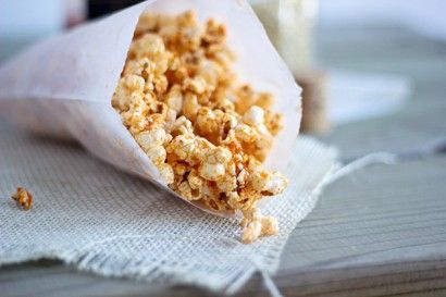 Sriracha Sesame Ginger Popcorn | Tasty Kitchen--this is glorious!!! Sriracha Popcorn, Sriracha Recipes, Sweet Popcorn, Table D Hote, Sesame Ginger, Savoury Recipes, Vegan Sausage, Popcorn Recipes, Sriracha