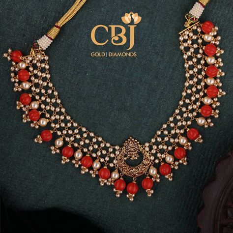 CBJ - Gold and Diamonds on Instagram: “Colour yourself Coral. Product - Coral and Pearl Jaali Necklace #FeatherLightCollection Video call us from the convenience of your home.…” Black Beads With Corals, Pearl Coral Necklace Indian, Coral Jewelry Set Pearl, Corals And Pearls Jewellery, Coral Necklace Indian Gold, Pearl And Coral Necklace, Coral Jewelry Set, Temple Jewelry Necklace, Gold Jewelry Simple Necklace