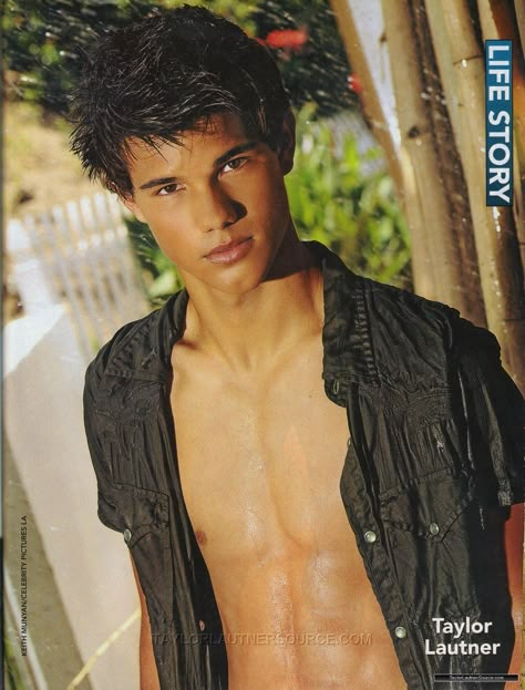 Taylor Lautner Shirtless, Taylor Jacobs, Kpop Scrapbook, Jacob Black Twilight, Twilight Jacob, Team Jacob, Twilight Photos, Baseball Guys, Cute Guy Pics