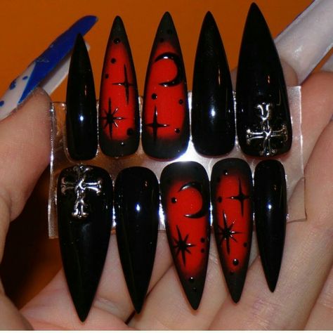 gothic nail art Nail Art Gothic Simple, Christmas Gothic Nails, Gothic Cathedral Nails, Christmas Nails Red And Black, Dark Goth Nails, Goth Winter Nails, Vampire Nails Gothic, Gothic Nail Ideas, Goth Christmas Nails