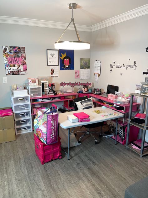 Small Business Desk Setup, Business Room Ideas At Home, Home Small Business Office, Tshirt Business Room Ideas, Business Room Aesthetic, Tshirt Business Office Setup, Small Business Room Ideas Space, Pink Small Business Aesthetic, Small Bussines Studio