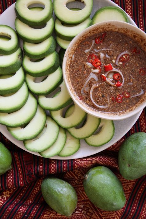 Green mangos with jeow Mak muang dip Thai Green Mango Dipping Sauce, Laos Food Recipes, Lao Food Recipes, Hmong Recipes, Laotian Food, Lao Recipes, Food Dips, Asain Food, Thai Fruit