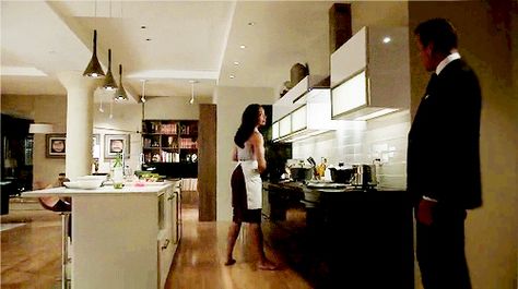 Donna Paulsen | We Watch for the Plot Harvey Specter House, Harvey Specter Apartment, Rachel House, Sophisticated Kitchen, Harvey House, Donna Paulsen, For The Plot, Suits Tv, Modern House Interior