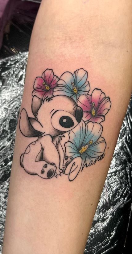 100 Unique Ohana Tattoos & Designs To Honor Your Family - Tattoo Me Now Ohana Tattoos, Disney Stitch Tattoo, Lilo And Stitch Tattoo, Ohana Tattoo, Disney Sleeve Tattoos, Tattoo Disney, Tattoo Me, Stitch Tattoo, Saved Tattoo