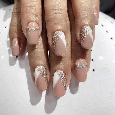 Engagement Nails Designs, Engagement Nail Art, Classy Nail Art Ideas, Subtle Nail Art, Bridal Nails Designs, Quick Nail Art, Engagement Nails, Gold Acrylic Nails, Wedding Nail Art Design