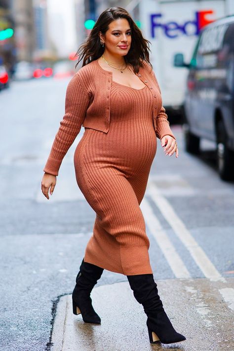 Ashley Graham showed off her baby bump with an affordable knit set perfect for winter. See her chic maternity style here. Ashley Graham Maternity Style, Curvy Maternity Outfits, Plus Size Maternity Fashion, Curvy Pregnancy Fashion, Bump Fits, Stylish Maternity Wear, Ashley Graham Style, Maternity Looks, Pregnant Women Fashion