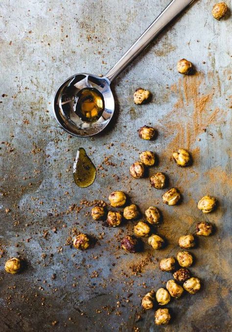 Maple Cinnamon Roasted Chickpeas + 3 tips to making them crispy & crunchy {vegan} Cinnamon Chickpeas, Crispy Roasted Chickpeas, Cinnamon Recipe, Gluten Free Snacks Recipes, Corn Nut, Crispy Chickpeas, Cinnamon Recipes, Healthy Apple, Free Snacks