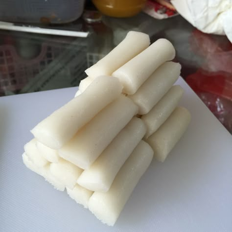 Garaetteok (cylinder-shaped rice cakes for tteokguk or tteokbokki) recipe - Maangchi.com How To Make Rice Cakes Korean, Tteokbokki Rice Cakes Recipe, Toppoki Recipe Korea, Garaetteok Recipe, Tteok Recipe, Vegan Korean Food, Tteokbokki Recipe, Korean Rice Cake, Rice Cake Recipes