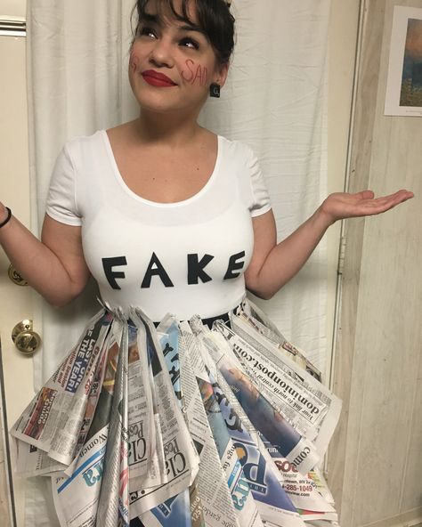 DIY Fake news costume! #diycostumes Meme Costume, Halloween Parejas, Costume Carnaval, Clever Halloween, Halloween Coustumes, Diy Halloween Costumes For Women, Clever Halloween Costumes, Couple Costumes, Homemade Halloween Costumes