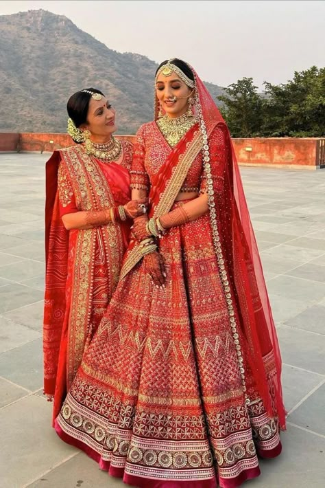 mother of the bride Mom Wedding Outfit, Brides Mom Dress, Mother Of The Bride Looks, Mother Daughter Wedding, Daughter Photo Ideas, Red Bridal Lehenga, Mother Outfit, Bride’s Mother, Bride Looks