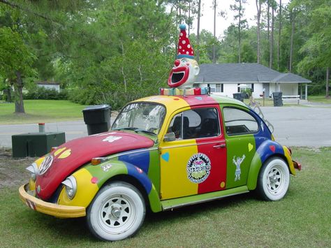 Lor this one id for you....vw beetle clown car!! Cute Beetle Car, Beetle Aesthetic, Clown Car, Clown Stuff, Circus Music, Clown Core, Halloween Circus, Clown Party, Clowns Funny