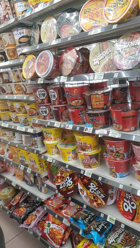 Food And Snacks, Junk Food Snacks, Cute Snacks, Food Accessories, Buffet Food, Food Goals, Japan Food, Food Shop, Food Obsession