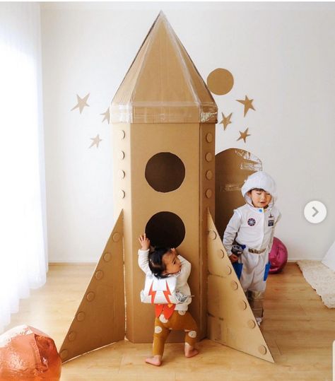 Cardboard Spaceship, Cardboard Rocket, Cardboard Crafts Kids, Diy Rocket, Carton Diy, Astronaut Birthday, Space Theme Party, Outer Space Theme, Cardboard Box Crafts