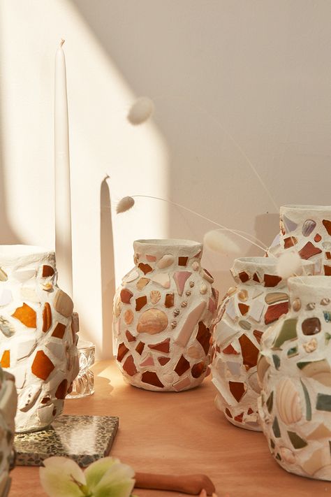 These Mosaic Vases — Incorporating Shells and Ceramics Discards — Went Viral on Instagram - Sight Unseen Mosaic Vases, Vases Ideas, Vase Diy, Mosaic Vase, Diy Mosaic, Cerámica Ideas, Sight Unseen, Keramik Design, Clay Vase