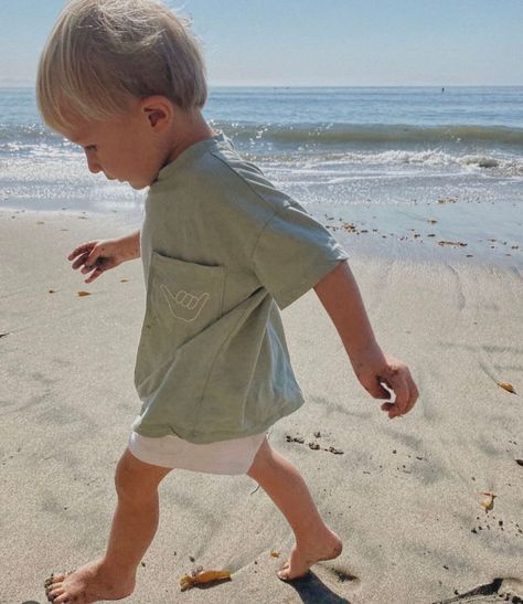 Toddler Boy Summer Outfits, Surfer Kids, Surfer Baby, Surf Baby, Toddler Summer Outfits, Toddler Boy Summer, Boys Summer Fashion, Surfer Boys, Toddler Beach