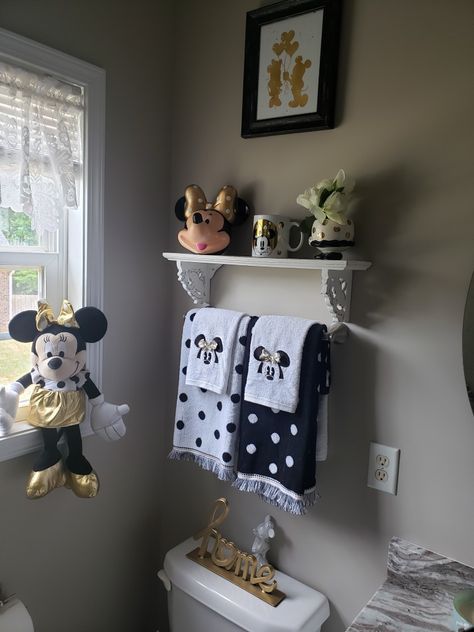 Minnie Mouse Bathroom Decor, Minnie Mouse Bathroom, Baby Crawling Knee Pads, Disney Decorations, Mickey Mouse Bathroom, Disney House Ideas, Toddler Bathroom, Disney Bathroom, Casa Disney