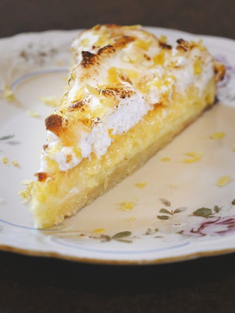 Ein Sommertagstraum: Limoncello-Tarte mit Vanillebaiser ~ Moderne Topfologie | Food & Wine Austrian Recipes, Sweets Cake, Köstliche Desserts, Breakfast Dessert, Sweets Desserts, Pita, Cake Cookies, Cake Desserts, No Bake Cake