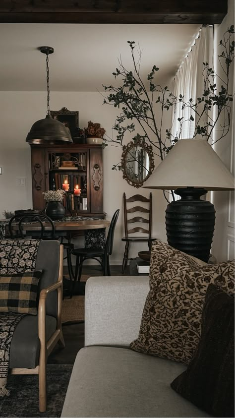 Moody Home Decor, Sitting Table, Vintage Rug Pillow, Living Room Decor Apartment, Living Room Inspo, New Living Room, Eclectic Home, Dream House Decor, Front Room