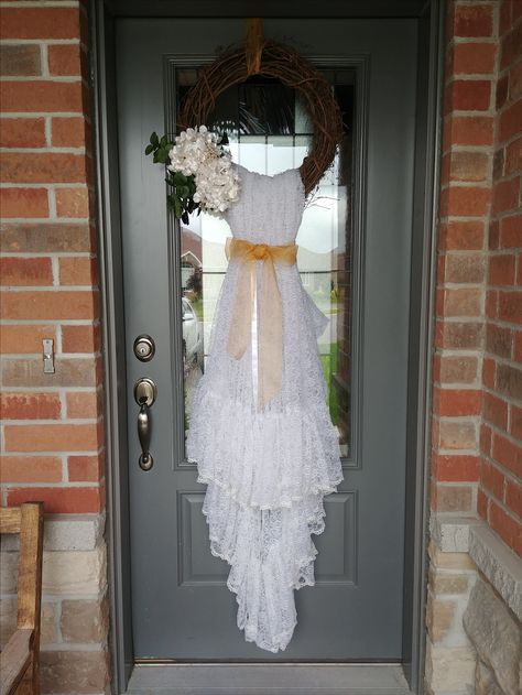 Wedding Shower Wreath, Bridal Shower Door Decorations, Wedding Door Decorations, Wedding Door Wreaths, Receptions Ideas, Bridal Shower Wreaths, Bridal Shower Decorations Diy, Wedding Car Decorations, Wedding Doors