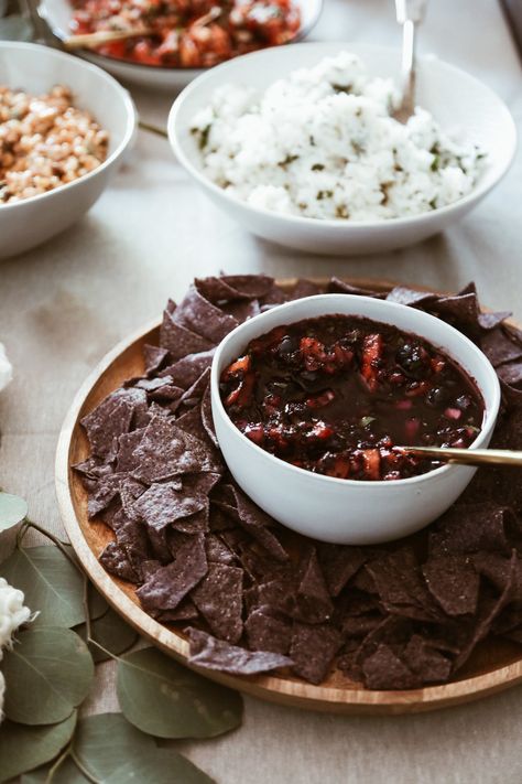 Habanero Salsa Recipe, Blueberry Bowl, Habanero Salsa, Types Of Tomatoes, Hot Salsa, Homemade Oil, Habanero Peppers, Heirloom Tomatoes, Tortilla Chips