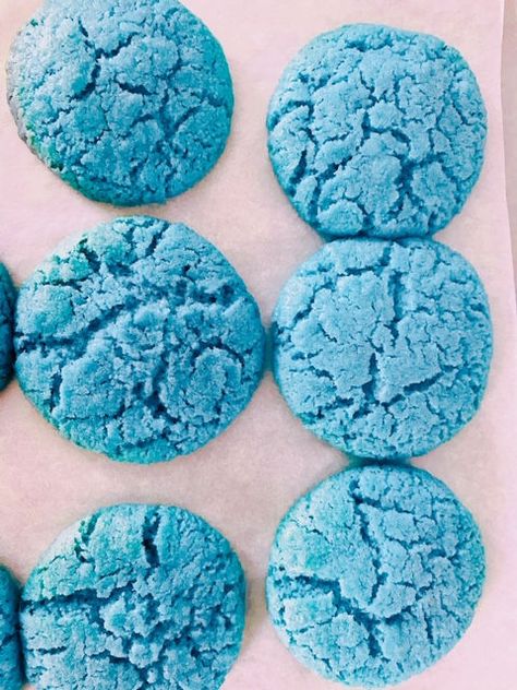 Blue Velvet Cookies Recipes, Blue Cookies Recipe, Blue Crinkle Cookies, Blue Velvet Cookies, Blue Party Foods, Purple Cookies, Blue Velvet Cakes, Colored Cookies, Blue Snacks