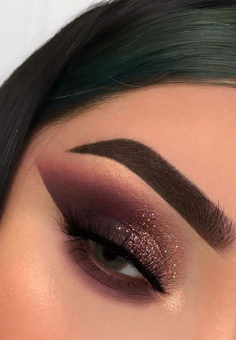 Eyeshadow Looks Maroon, Smokey Eye Makeup Colorful, Maroon Eyeshadow Looks, Colorful Smokey Eye, Glitter Cut Crease Makeup, Eyeshadow Inspiration, Eye Shadow Looks, Maroon Eyeshadow, Ads Social Media