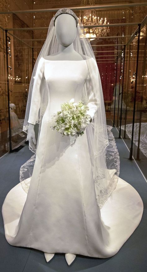 Meghan Markle's Wedding Dress on Display at Windsor Castle | PEOPLE.com Royal Wedding Outfits, Wedding Dress Display, Harry And Meghan Wedding, Meghan Markle Wedding Dress, Royal Wedding Gowns, Fruit Wedding, Meghan Markle Wedding, Prins Harry, Princess Meghan