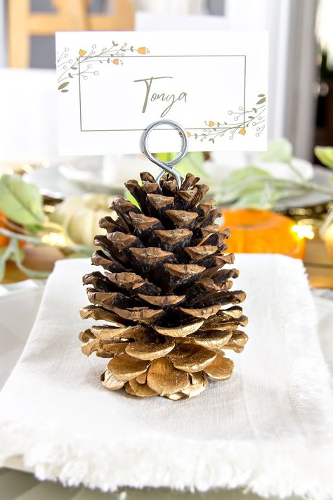 Make this easy DIY pinecone place card holder for dinner parties and events. Autumn Tree Craft, Thanksgiving Table Place Settings, Place Card Holders Diy, Christmas Place Card Holders, Easy Thanksgiving Decorations, Budget Centerpieces, Turkey Place Cards, Diy Thanksgiving Crafts, Pinecone Centerpiece