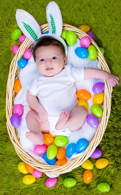 Kinda wanna do this for an Easter basket. Then each child will have a big basket to store stuff in lol Baby Easter Pictures, Baby First Easter, Easter Baby Photos, Easter Photography, Easter Photoshoot, Foto Newborn, Monthly Pictures, Monthly Baby Pictures, Easter Pictures