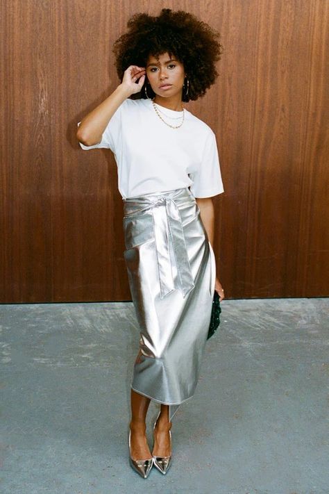 Silver Skirt Outfit Metallic, Silver Skirt Outfit, Silver Heels Outfit, Silver Skirt Outfits, Metallic Skirt Outfit, White Leather Skirt, Rok Outfit, Silver Skirt, Vegan Leather Skirt