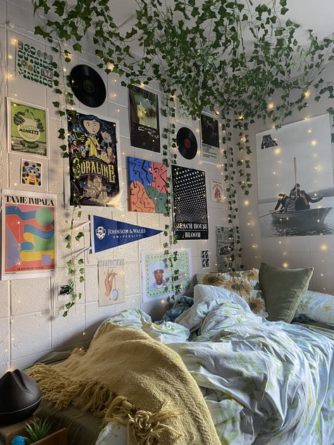 Indie Dorm Room Aesthetic, Natural Dorm Room Ideas, Vines Dorm Room, Garden Dorm Room, Dorm Room Gallery Wall, Alt College Dorm, Witch Dorm Room, Dark College Dorm, Swamp Bedroom