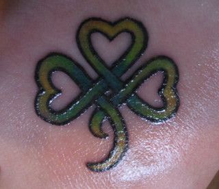 shamrock tattoo--if i ever decided to get a tattoo.... Shamrock Tattoo, Tattoo Mother, Celtic Tattoo Designs, Four Leaf Clover Tattoo, Tattoo Sites, Shamrock Tattoos, Irish Tattoos, Clover Tattoos, Knot Tattoo