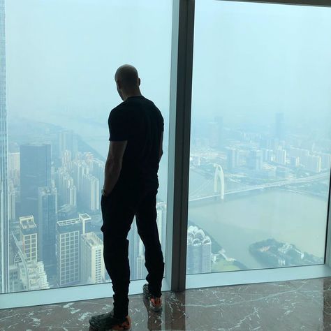 Jason Statham on Instagram: “See you next time China!” Men Cave Ideas, Dark Minimalist, Gentlemans Guide, Alan Jackson, Rocky Balboa, Classy Men, Matt Damon, Jason Statham, The Expendables