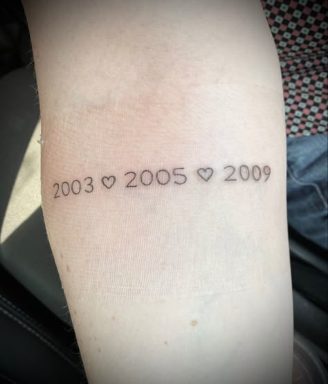 Siblings Birthday Tattoos, Birth Years Tattoo Ideas, Siblings Birth Year Tattoo, Family Birth Year Tattoo Ideas, Birth Years Tattoos, Birthyear Tattoo Ideas, Parents Birth Year Tattoo, Birth Year Tattoo Ideas, Year Tattoo Ideas