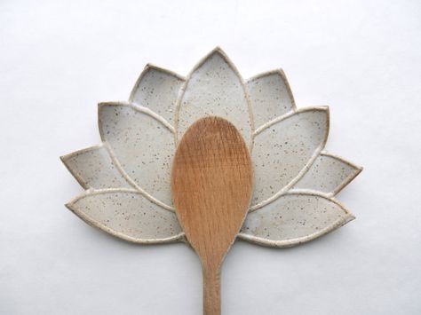 Clay Spoon Rest Pottery, Lotus Flower Pottery, Lotus Flower Ceramic, Diy Clay Spoon Rest, Pottery Spoon Rest Ideas, Spoonrest Ceramic, Lotus Pottery, Clay Spoon Rest, Lotus Ceramic