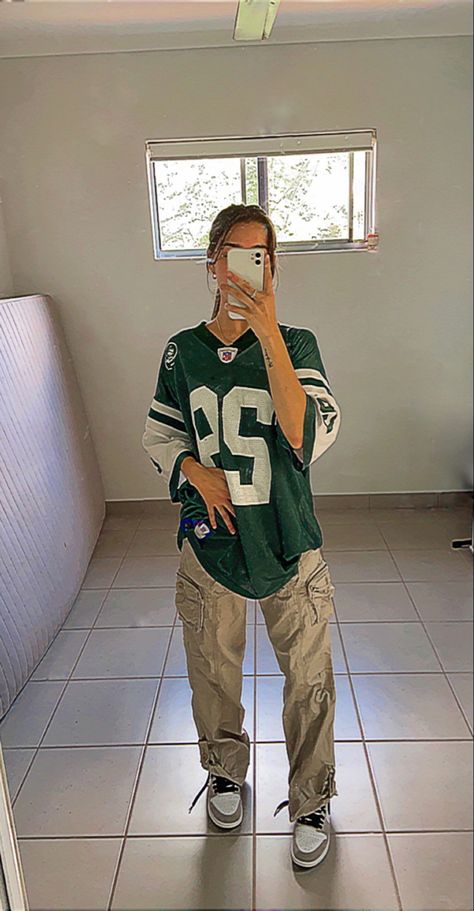 Green Jersey Outfit Winter, Sporty Streetwear Outfits, Over Sized Jersey Outfits, Football Inspired Outfits, Aesthetic Jersey Outfit, Styling Football Jersey, Jersey With Hoodie Outfit, Oversized Jersey Outfit Football, Jersey Outfit Women Football