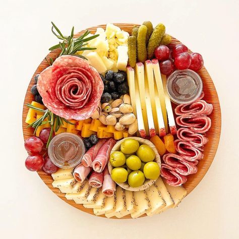 Charcuterie Plate For One, Beautiful Charcuterie Boards, Charcuterie Board Round, Charcuterie Board Inspiration, Round Charcuterie Board, Round Cheese Board, Charcuterie Picnic, Meat And Cheese Board, Brunch At Home