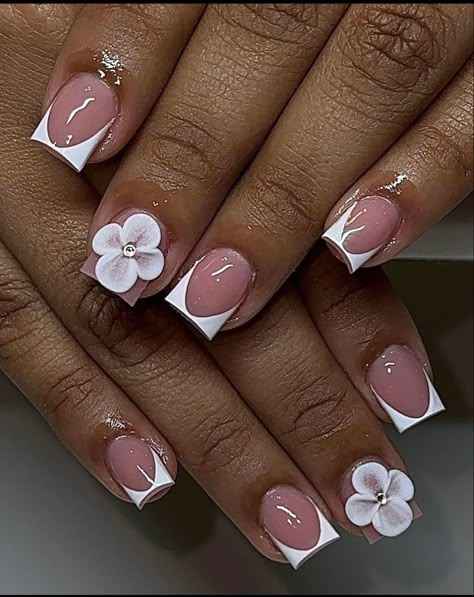 Nails With Acrylic Flowers Design, Short Square Nails With Flowers, Short Square Acrylic Nails Flowers, Short Nail Designs Flowers Simple, Simple Nail Flower Designs, Short Nail Polish Ideas, Nails Flowers Designs, Square Nails Flowers, Short White Nails Ideas