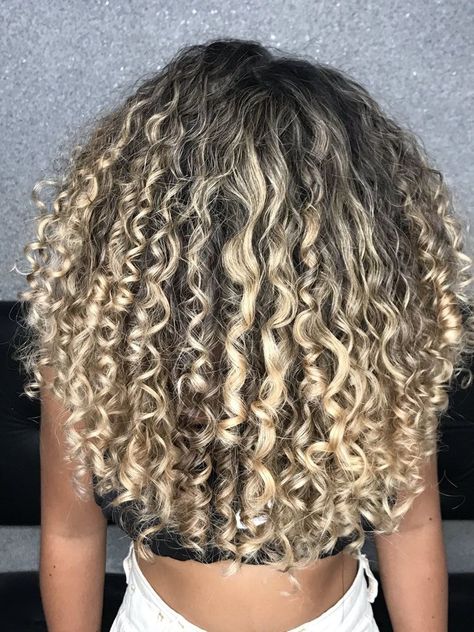 Blonde Highlights Curly Hair, Curly Color, Dyed Curly Hair, Highlights Curly Hair, Blonde Tips, Curly Hair Photos, Fest Outfits, Blonde Curly Hair, Colored Curly Hair