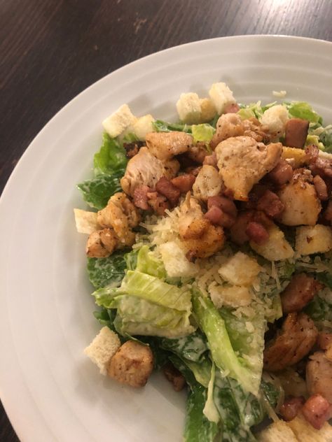 Salad Dinner Aesthetic, Healthy Food Atheistic, Chicken Caesar Salad Aesthetic, Food Atheistic, Chicken Salad Aesthetic, Caesar Salad Aesthetic, Dressing Recipes Salad, Caesar Aesthetic, Salad Dressing Healthy