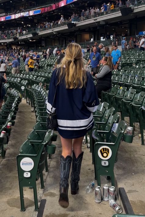 Payton Sartain wears a custom Brewers hockey-style jersey to a baseball game. What to wear to a baseball game. How To Style Hockey Jerseys Women, What To Wear To A Hockey Game, Cute Hockey Game Outfit, Hockey Jersey Outfit, Game Day Fits, Payton Sartain, Baseball Game Outfit, Hockey Game Outfit, Street Clothes