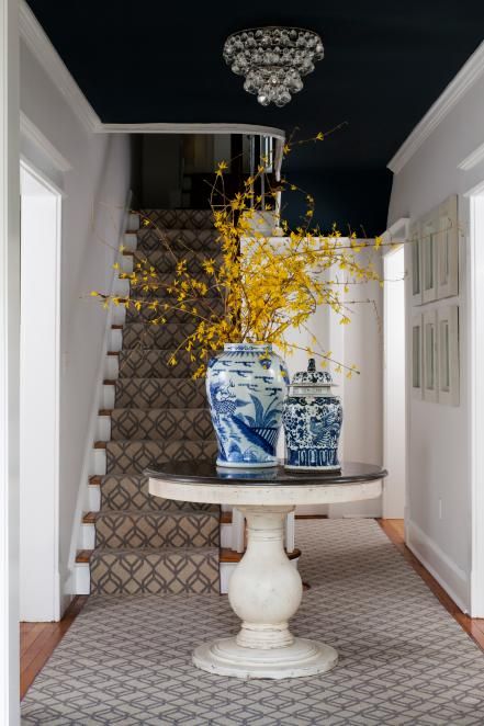 It would only work in certain spaces but the black ceiling is fabulous and so dramatic. Entryway Round Table, Round Foyer, Foyer Table Decor, Round Foyer Table, Round Entry Table, Round Table Decor, Entry Table Decor, Entryway Design, Foyer Ideas