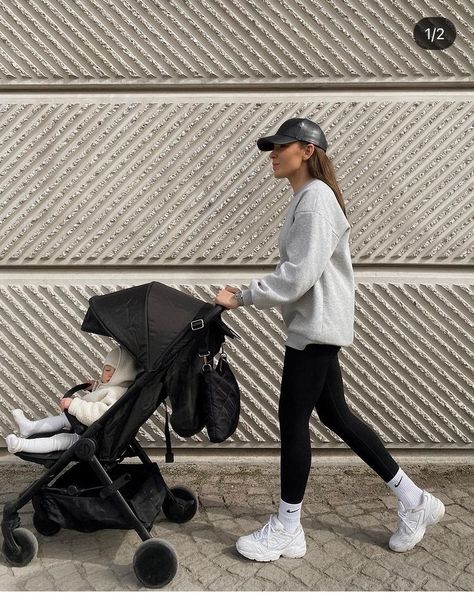 Stroller Outfit Mom, Athleisure Outfits Mom, Modern Mom Outfits, Busy Mom Outfits, Young Mom Style, Stylish Mom Outfits, Casual Mom Style, City Mom, Post Partum Outfits